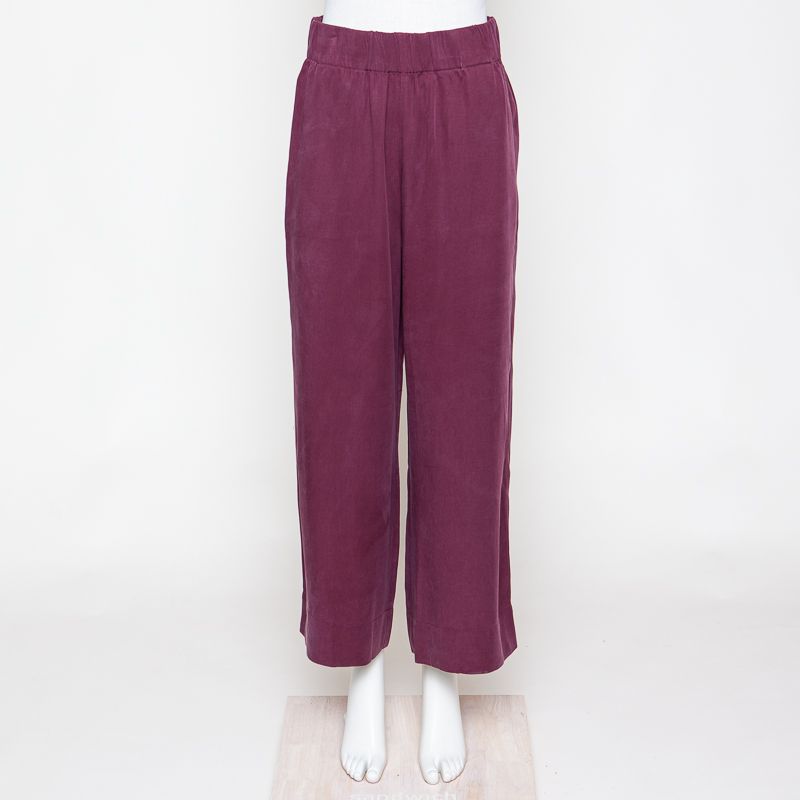 Hose relaxed merlot red