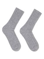 Graue, hochgeschobene Woll- oder Stricksocken auf weißem Hintergrund.
