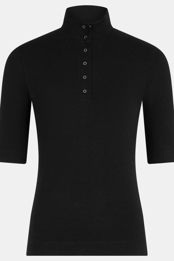 Schwarzes, hochgeschlossenes Rollkragen-Shirt mit drei Viertel Ärmeln.