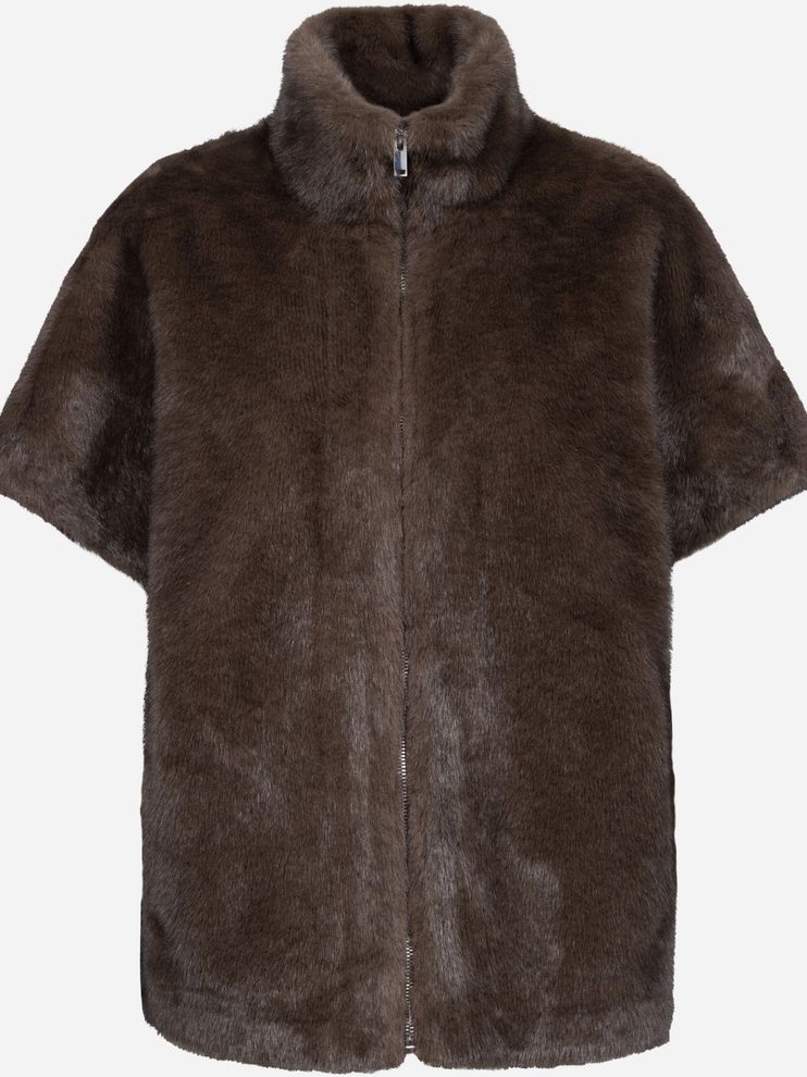 Dunkelbrauner, flauschiger Faux-Fell-Bomberjacke mit Reißverschluss und hochgestelltem Kragen.