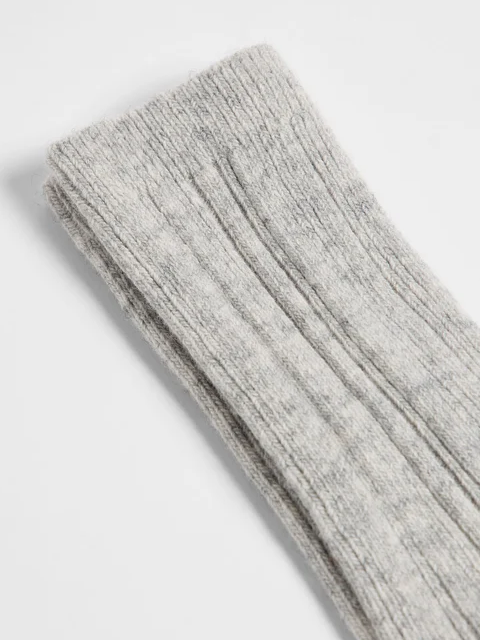 Graues, gestricktes Handgelenkband mit vertikalen Streifen.