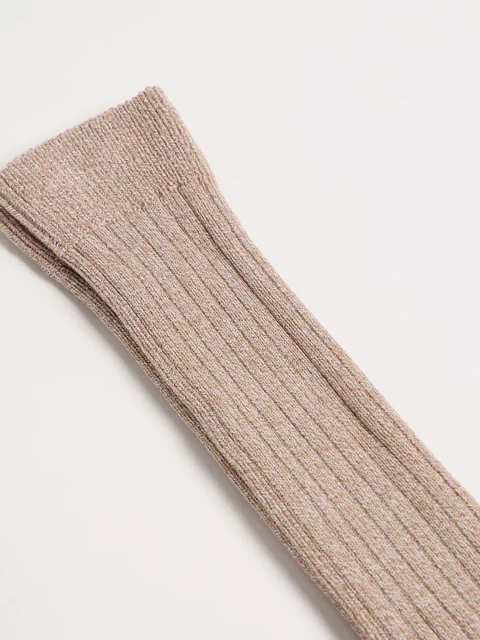 Beige, gestreifter, langärmliger Riban-Stoff oder Pulloverstoff.