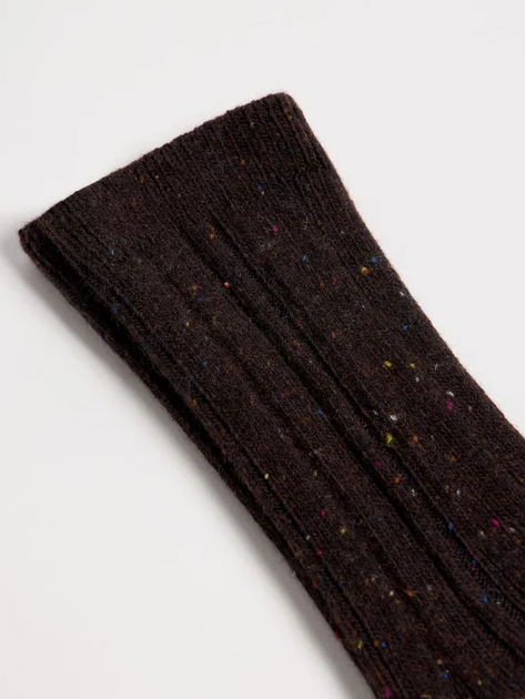 Dunkle, gestreifte Socken mit farbigen Fäden und leicht ausgefranstem Saum.