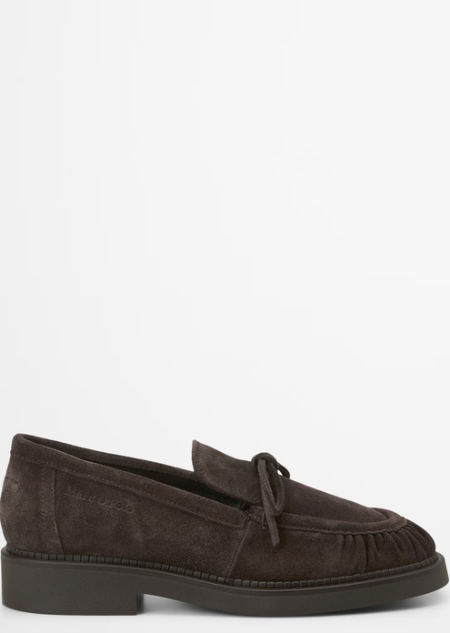 Dunkelbraune Suedeschuhe mit Schleife und flachem Absatz.