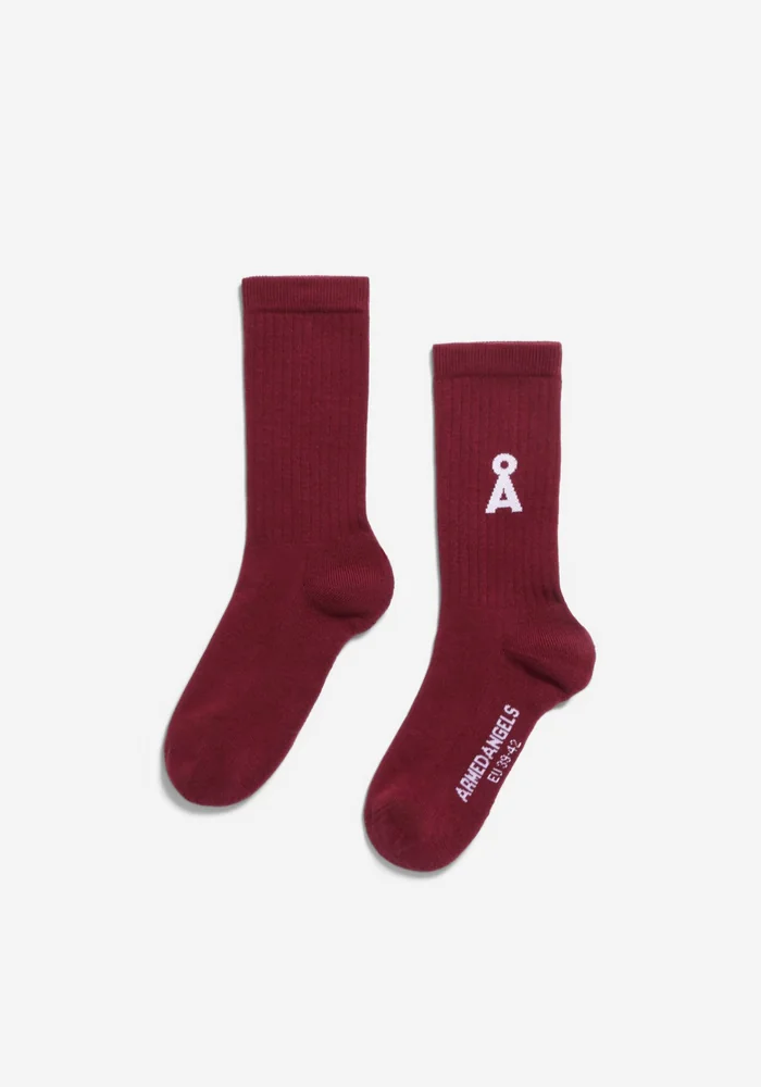Dunkelrote Socken mit weißem Logo und Schriftzug „A.P.C.“.