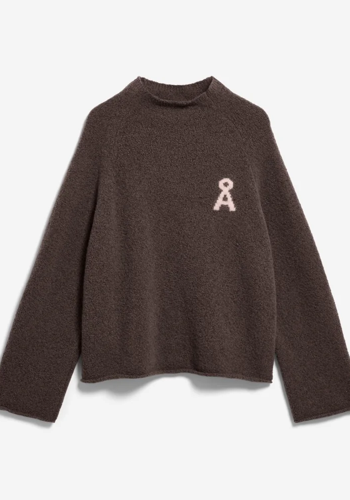 Grauer Pullover mit weißem Ribbon-Aufdruck auf der Brust.
