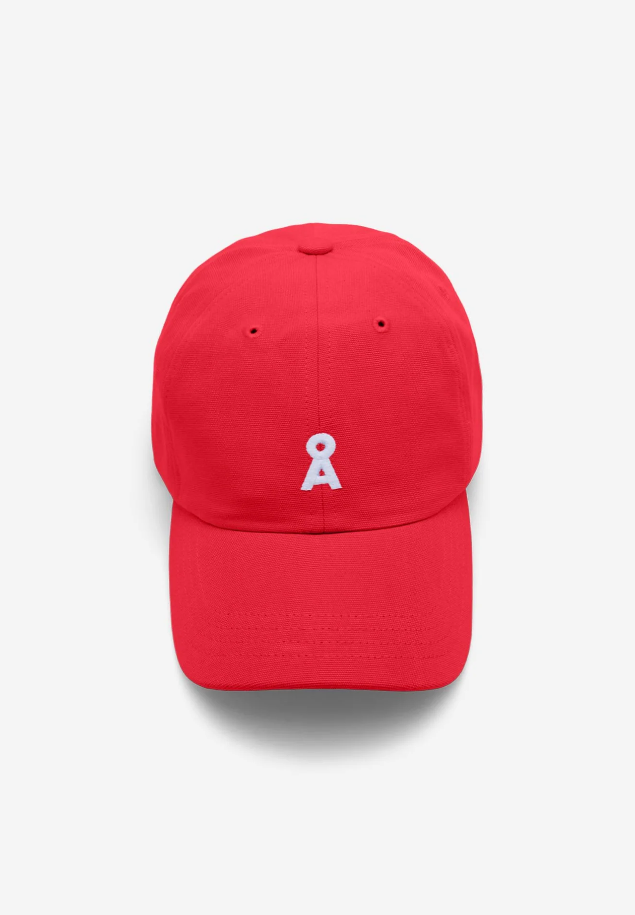 Rote Baseballkappe mit weißem, stilisiertem „A“-Logo auf dem Frontteil.