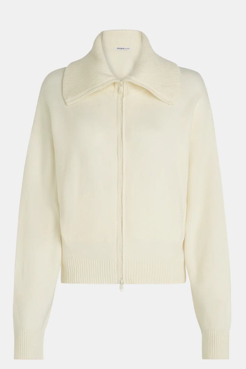 Hellbeige, langärmliges Zipfelpullover mit hochgeschlossenem Kragen und Reißverschluss.