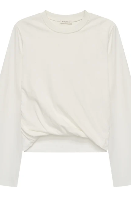 Weißes oversized T-Shirt mit weiten Ärmeln und geknotetem Saum.