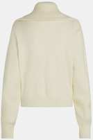 Weißer oversized Turtleneck-Pullover mit weitem Ausschnitt und langen Ärmeln.