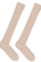 Beige, hochgeschlossene Socken mit vertikalen Nähstreifen, Paaransicht.