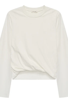 Weißes oversized T-Shirt mit weiten Ärmeln und geknotetem Saum.