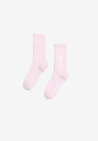 Zarte, hellrosa Socken mit weißem Logo auf dem Fuß.