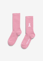 Zwei rosa Socken mit weißem Ribbon-Symbol und Aufdruck auf der Außenseite.