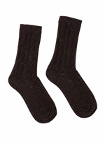 Dunkelbraune, gestrickte Socken mit Rippenmuster, hochgeschlossen.