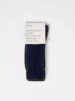 Dunkelblaue nachhaltige Socken mit Etikett: „gute Hautgefühl durch umweltfreundliche Socken“.