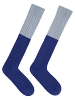 Dunkelblaue Socken mit grauer, gestreifter Oberseite.