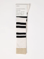 Schwarze und weiße gestreifte nachhaltige Socken mit beigefarbenem Fußbett, Markenetikett „LANIUS“.