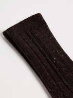 Dunkle, gestreifte Socken mit farbigen Fäden und leicht ausgefranstem Saum.