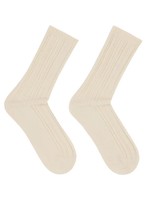 Beige, hochgeschlossene Socken mit vertikalen Rippen.