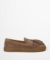 Beige Suede-Mocassino mit Fransen-Zierknoten und cremefarbener Sohle.