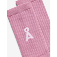 Rosa Strumpfhose mit weißem, stilisiertem „A“-Logo auf dem Schaft.