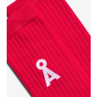 Rote Socken mit weißem Schlüssel-Logo auf dem Fußbereich.