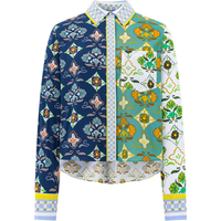 Buntes, gemustertes Herrenhemd mit floralen und geometrischen Mustern in Blau, Grün und Gold.
