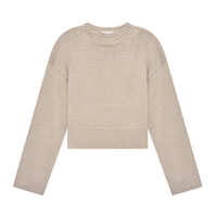 Beige, langärmeliges, rundhalsiges Strickkleid mit Rippenoptik.