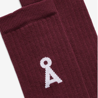 Dunkelrote Socken mit weißem Schlüssel- und A-Logo.