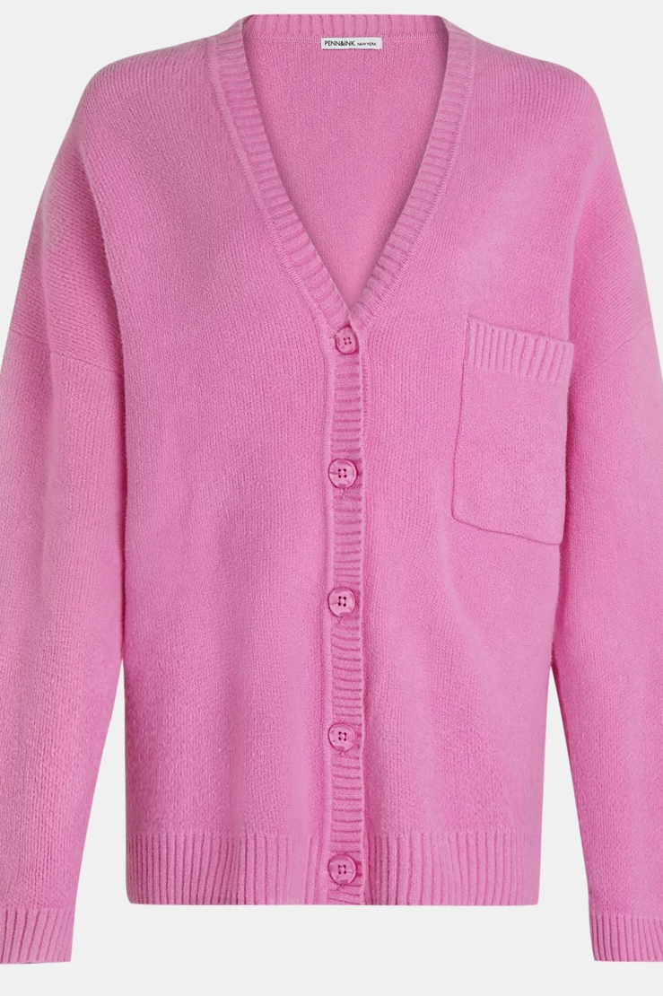Pinkes Cardigan-Kleid mit Knopfleiste und V-Ausschnitt, weich und oversized.