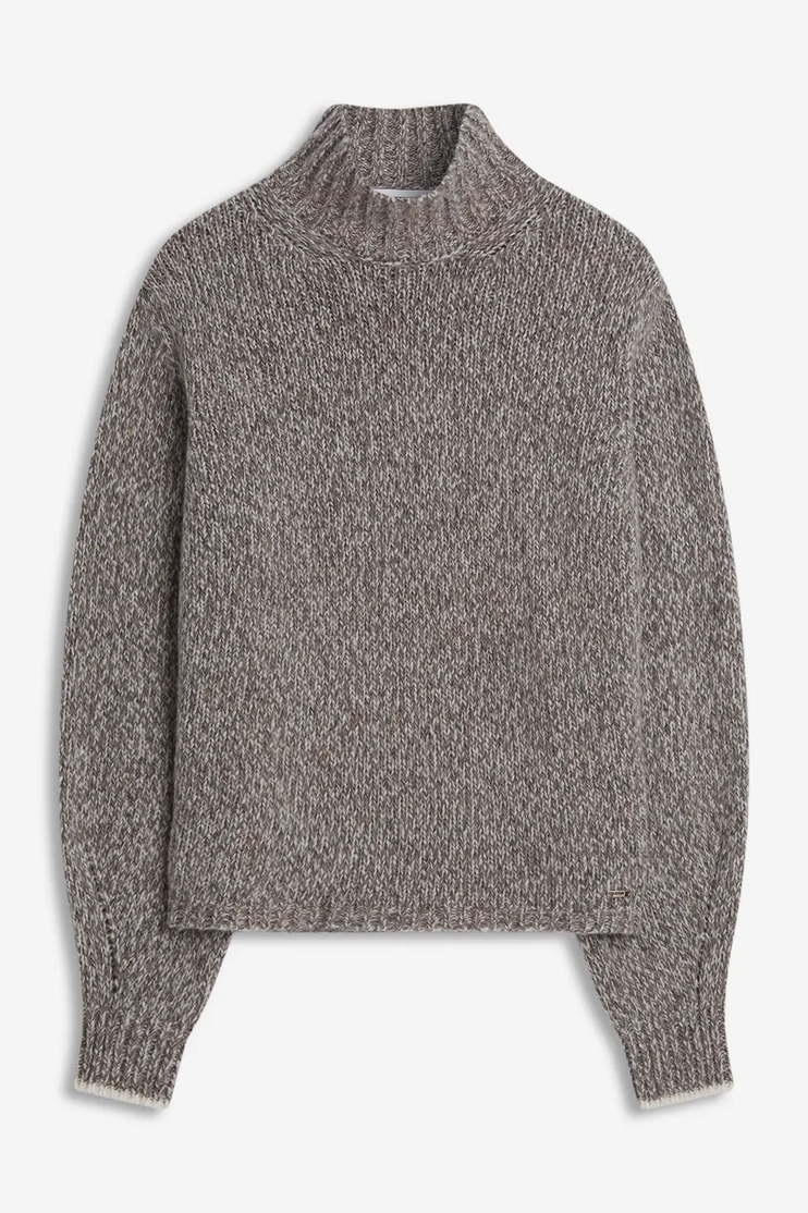 Grauer, gestrickter Rollkragenpullover mit engem Muster und langen Ärmeln.