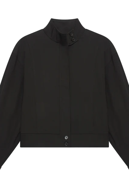 Schwarze oversized Jacke mit hohem Kragen und zwei Knopfleisten.