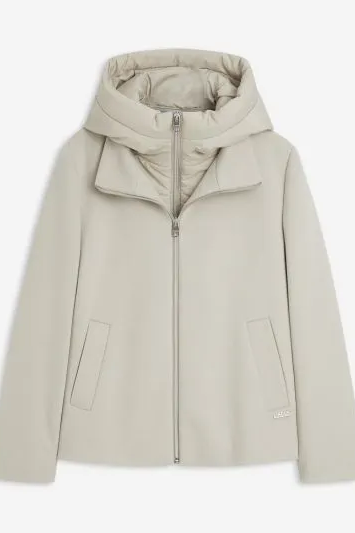 Beigefarbener Hooded-Jacke mit Reißverschluss und Kapuze, weich und lang.