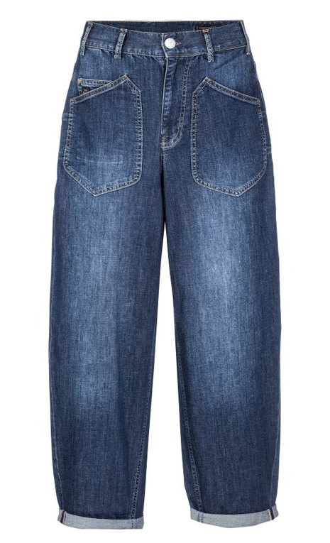 Dunkelblaue, weite Jeans mit hochgesetzten Passen und abgewetzten Knien, leicht ausgefranste Beine.