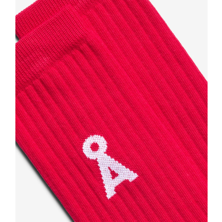 Rote Socken mit weißem Schlüssel-Logo auf dem Fußbereich.