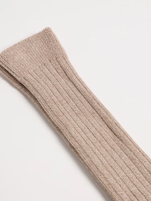 Beige, gestreifter, langärmliger Riban-Stoff oder Pulloverstoff.
